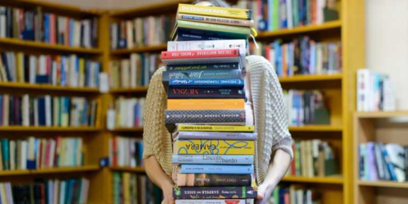 BIBLIOTECA AZI/ Covasna: Biblioteca actuală - între foșnetul paginii și ritmul alert al lumii digitale